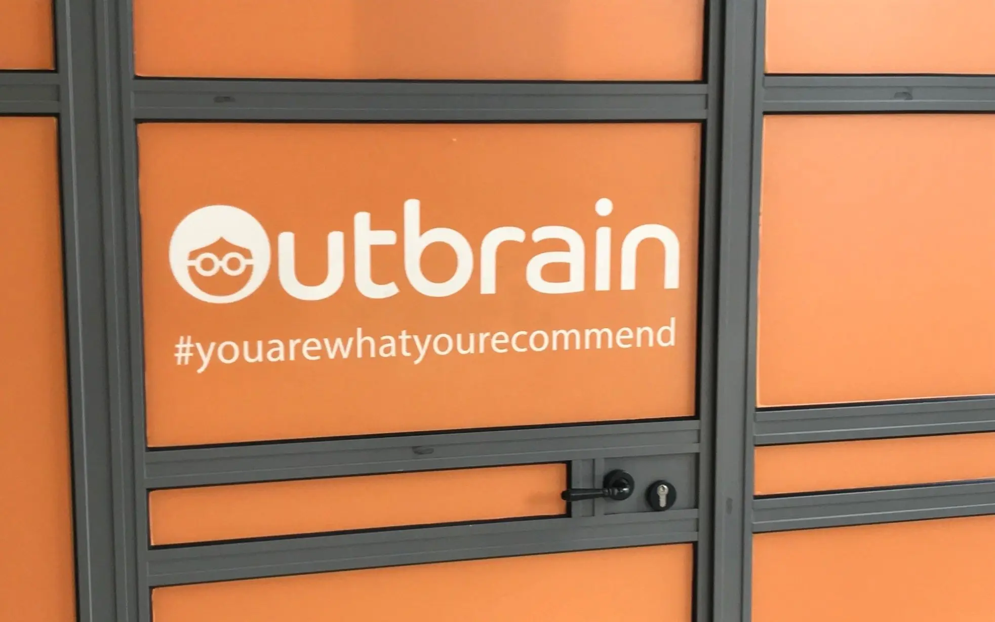 Outbrain Celebrates IPO Milestone in Digital Advertising